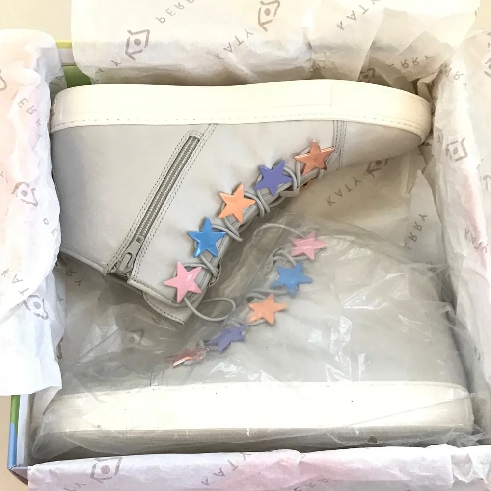 KATY PERRY High Top Sneakers with Multicolored Stars Gray Women’s Size 8 NWT